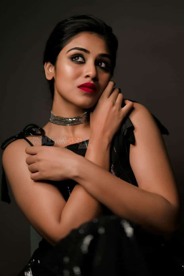 indhuja ravichandran beauty in black photoshoot pictures 04