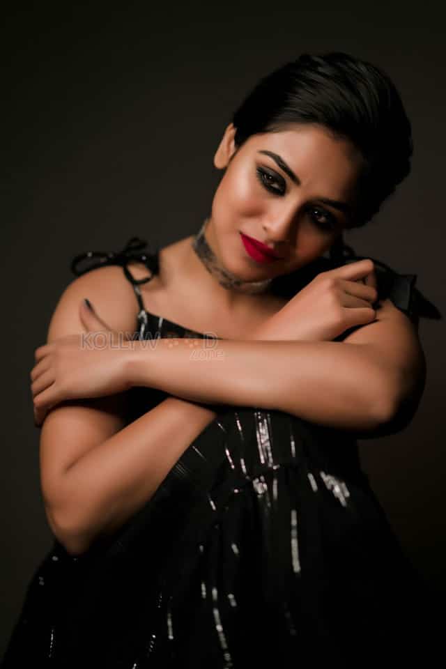 indhuja ravichandran beauty in black photoshoot pictures 07