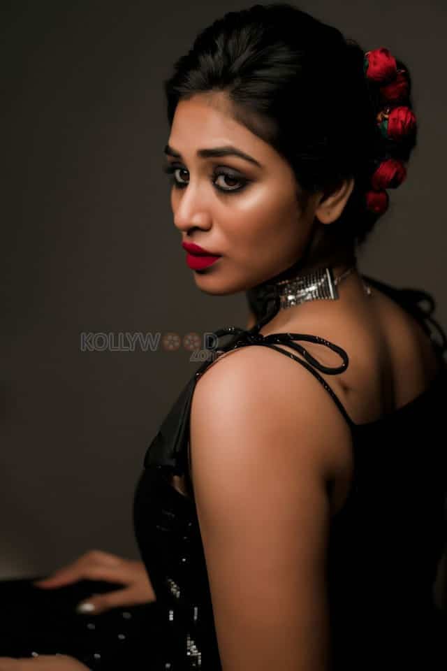 indhuja ravichandran beauty in black photoshoot pictures 09