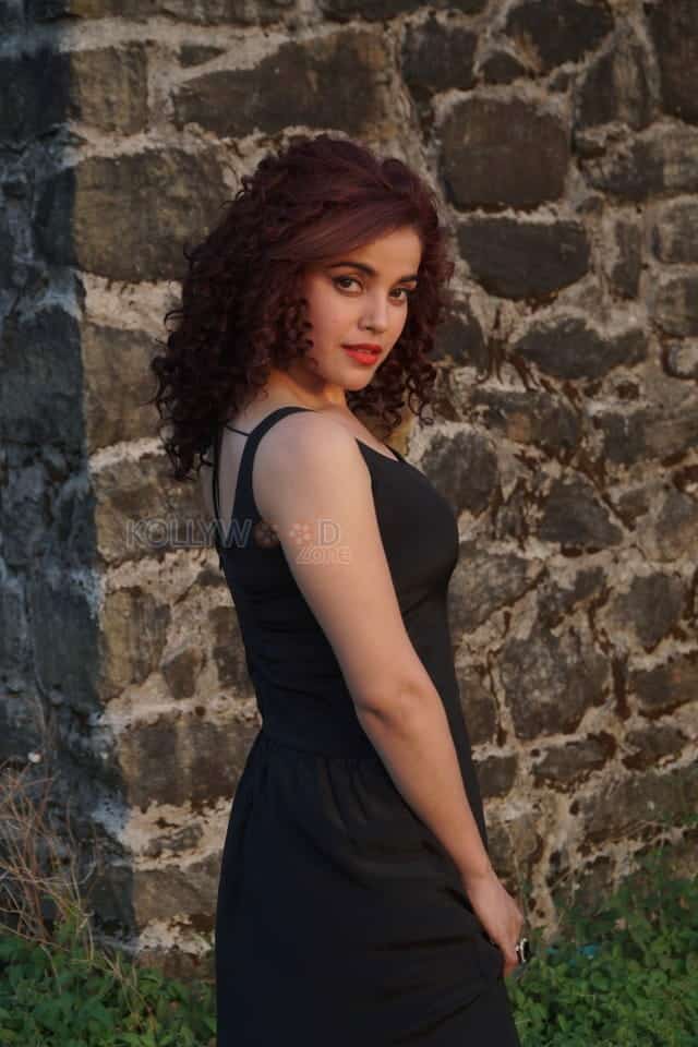 Abhiyum Annuvum Tamil Movie Heroine Pia Bajpai Photos 12