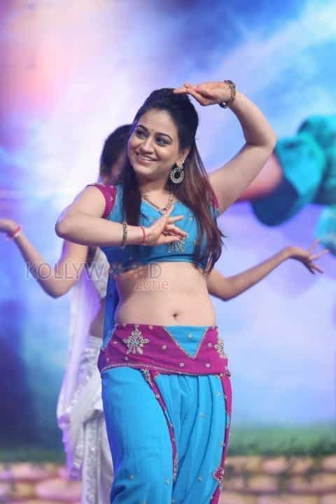 Actress Aksha Pardasany Dance Pictures 02