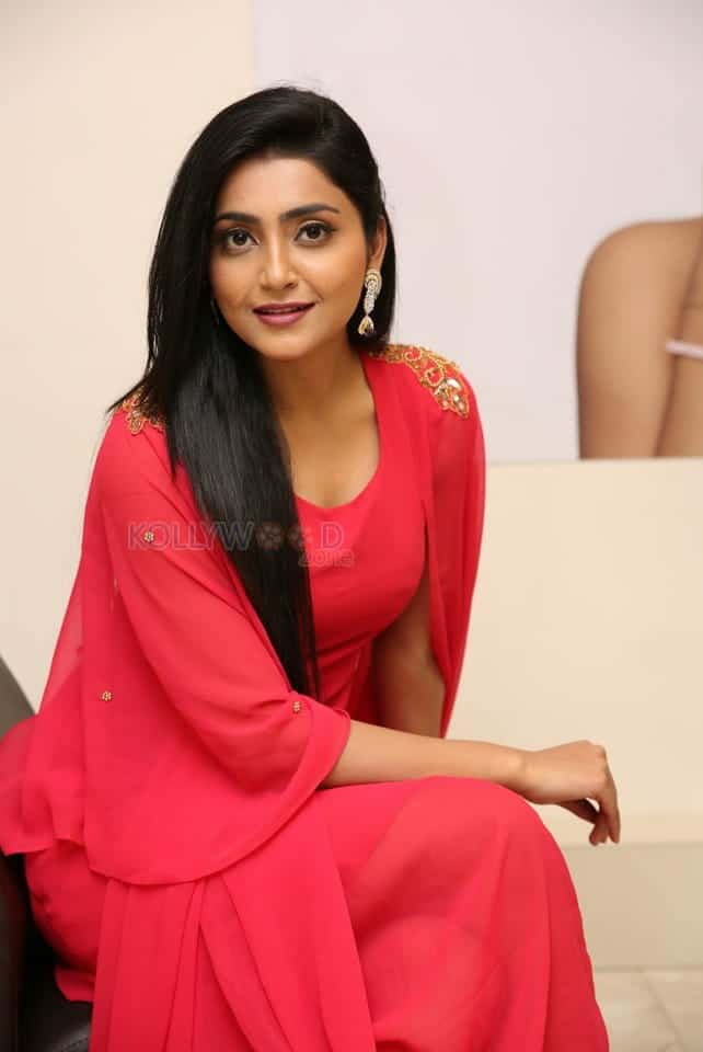 Actress Avanthika Mishra At The Launch Of Be You Family Salon At Lb Nagar Photos 03