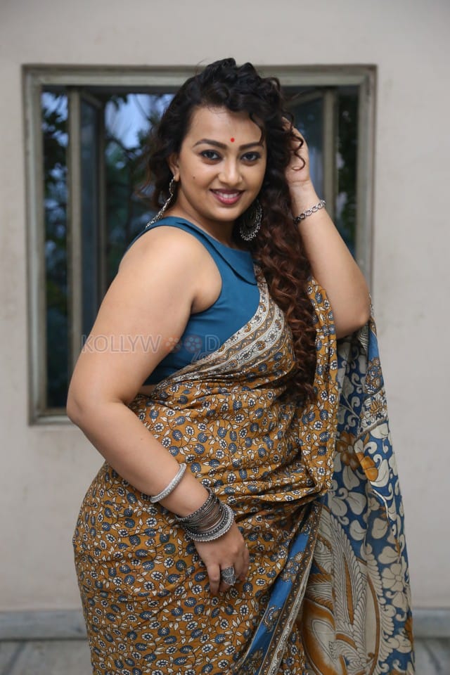 Actress Ester Noronha at Maya Movie Pre Release Event Photos 06