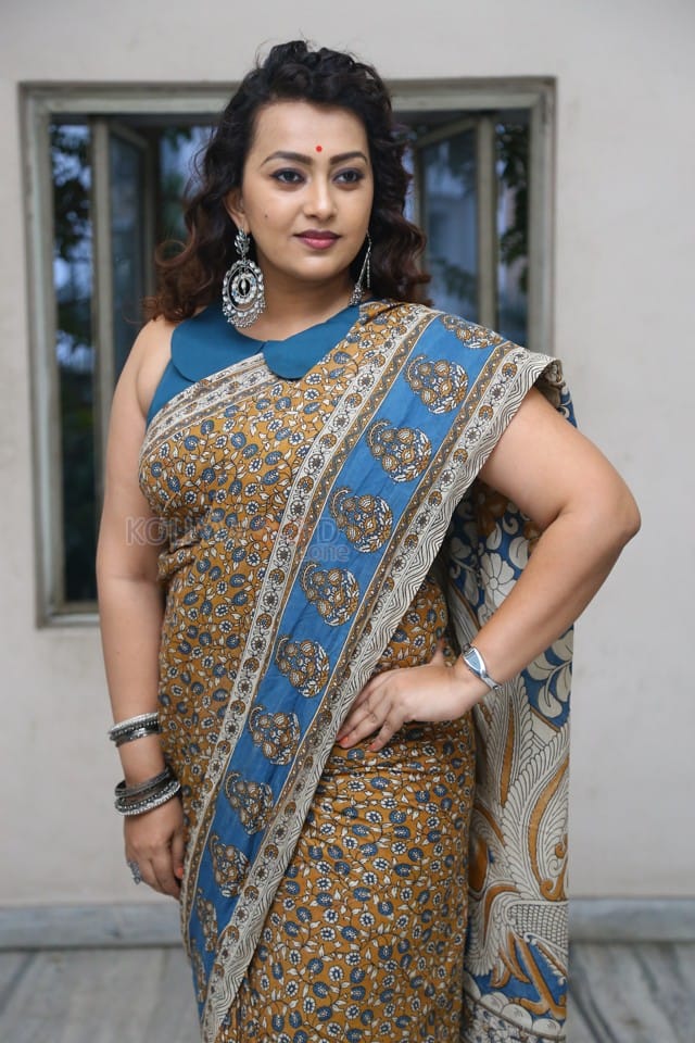 Actress Ester Noronha at Maya Movie Pre Release Event Photos 09