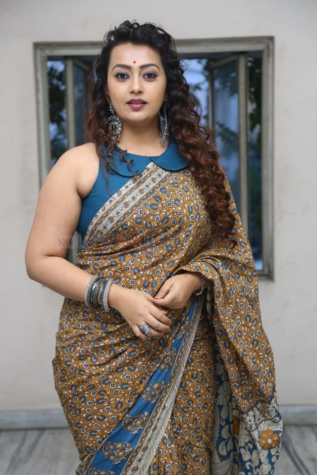 Actress Ester Noronha at Maya Movie Pre Release Event Photos 33