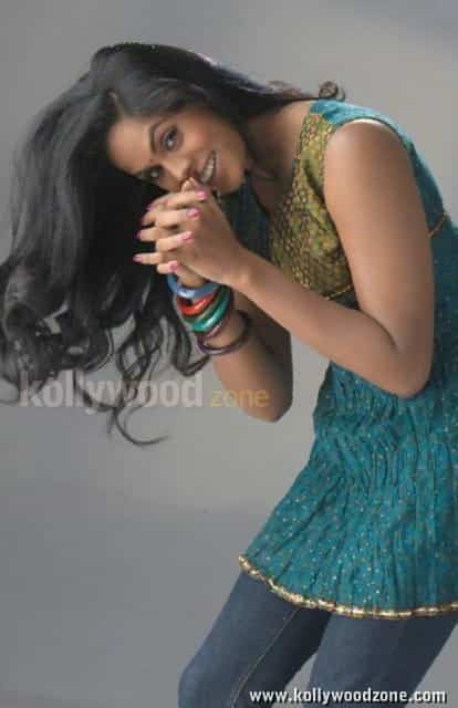 Actress Karthika Sexy Pictures 13