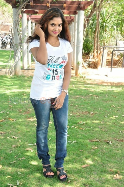 Actress Karunya Chowdary Photos 16
