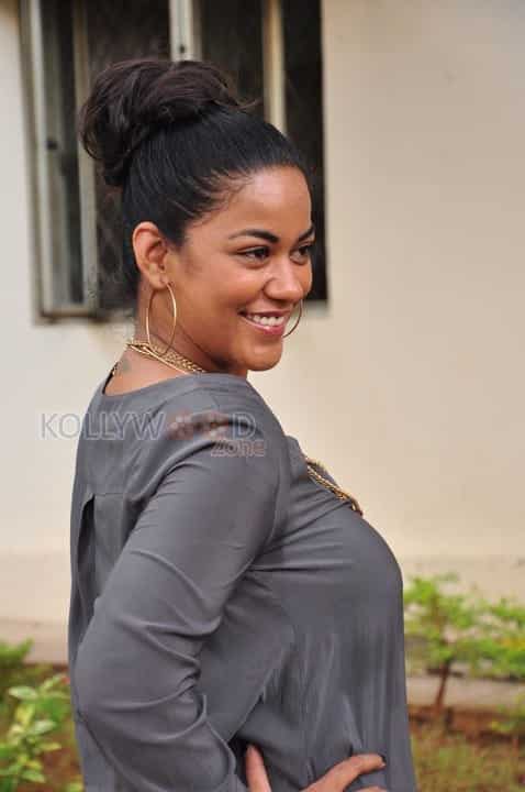 Actress Mumaith Khan New Photos 06