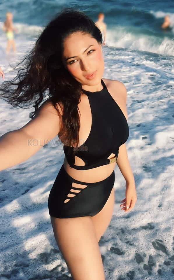 Actress Nikesha Patel Hot Swimsuit Photos 03