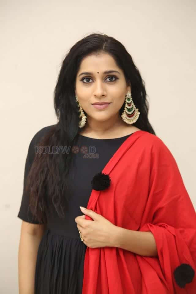 Actress Rashmi Gautam At Anthaku Minchi Movie Teaser Launch Photos 01