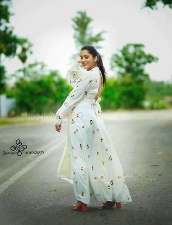 Actress Rashmi Gautam Instagram Photos 02