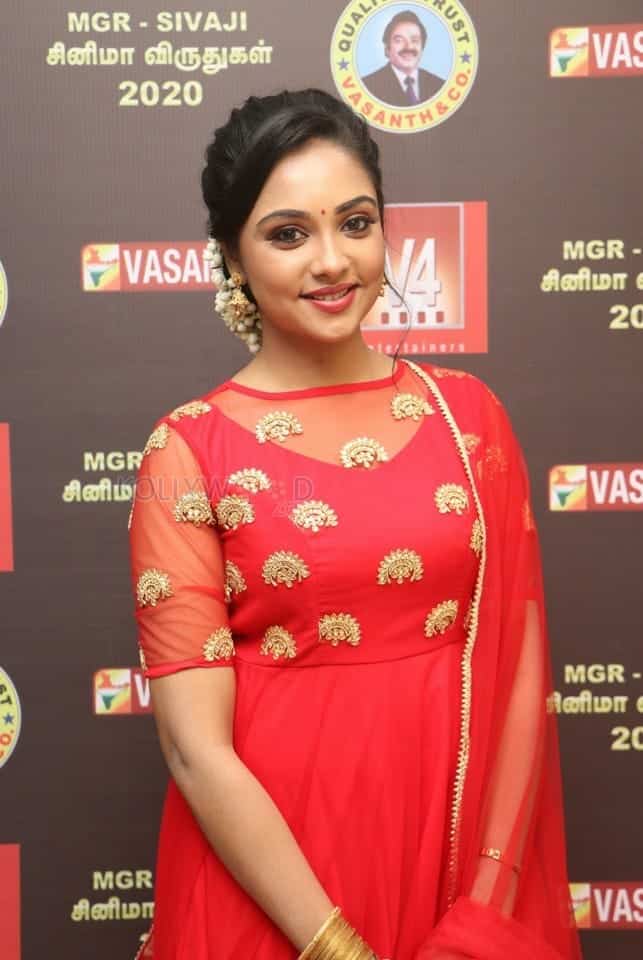 Actress Smruthi Venkat At V4 Mgr Sivaji Academy Awards Photos 01