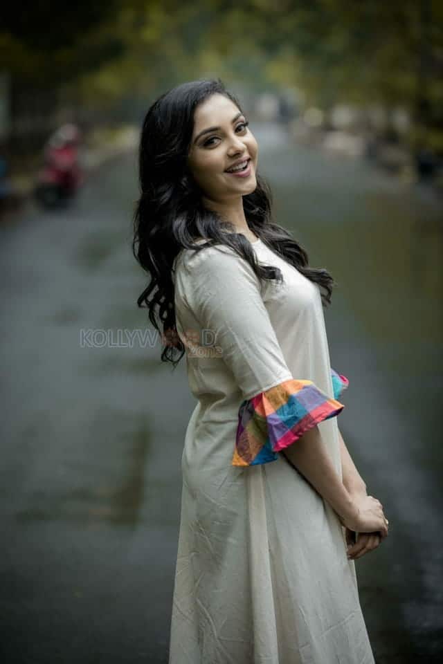 Actress Smruthi Venkat Photoshoot Stills 11