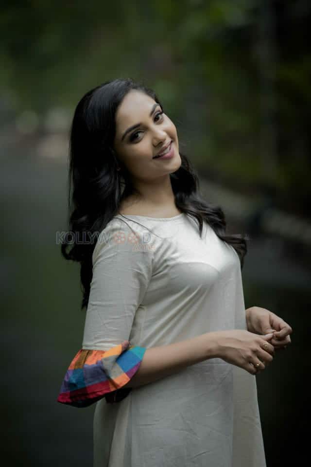Actress Smruthi Venkat Photoshoot Stills 14