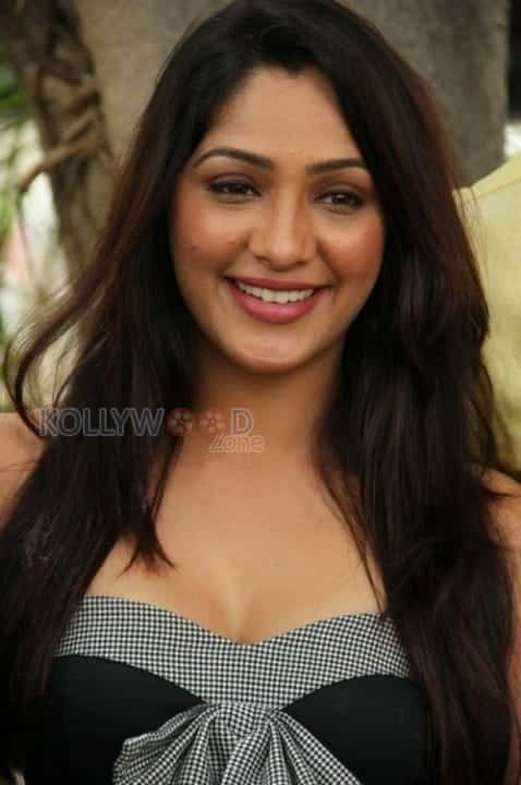 Ayirathil Iruvar Movie Heroine Kesha Sexy Photos 23