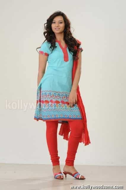 Beautiful Isha Chawla New Pictures 22