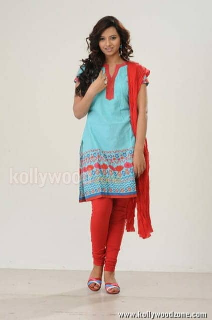 Beautiful Isha Chawla New Pictures 27