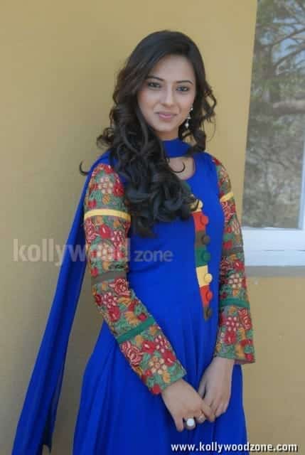 Beautiful Isha Chawla Pictures 07