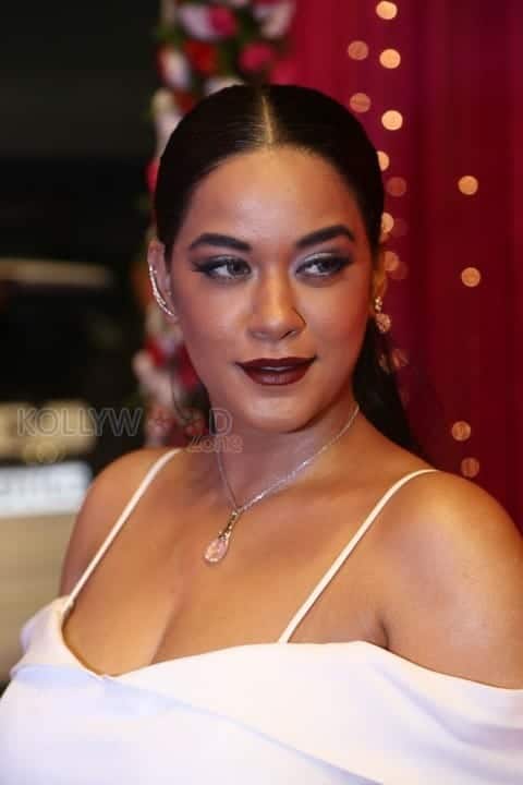 Busty Mumaith Khan Photos 03