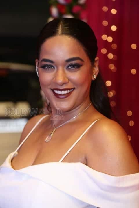 Busty Mumaith Khan Photos 04