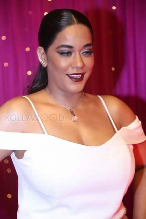 Busty Mumaith Khan Photos 08