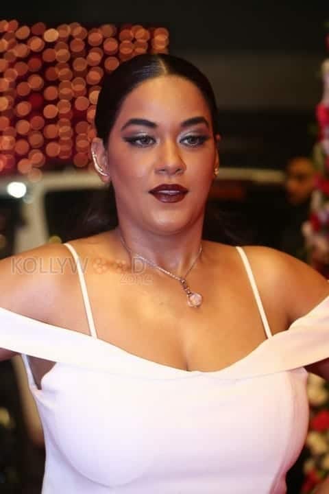 Busty Mumaith Khan Photos 12