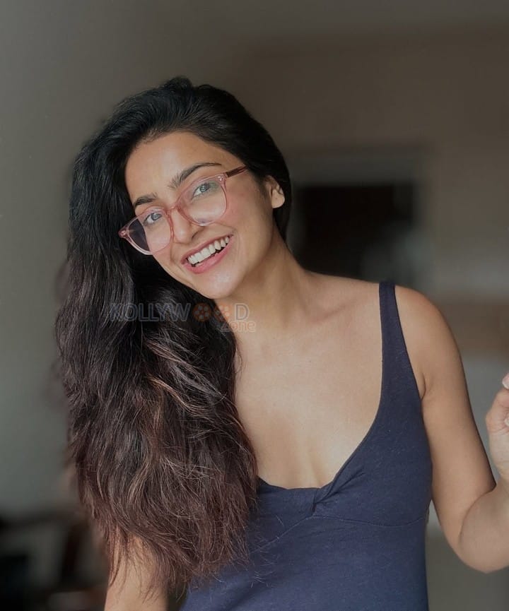 Cute Avantika Mishra in a Blue Sleeveless Tank Top Pictures 01