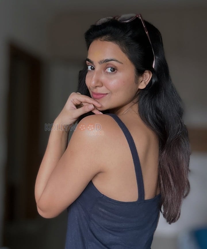 Cute Avantika Mishra in a Blue Sleeveless Tank Top Pictures 02