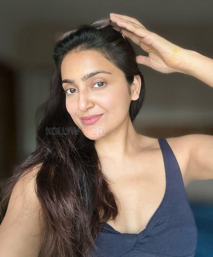 Cute Avantika Mishra in a Blue Sleeveless Tank Top Pictures 03