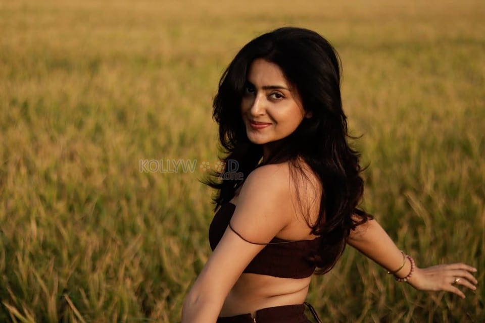 Emakku Thozhil Romance Actress Avantika Mishra in a Brown Bralette Top Pictures 01