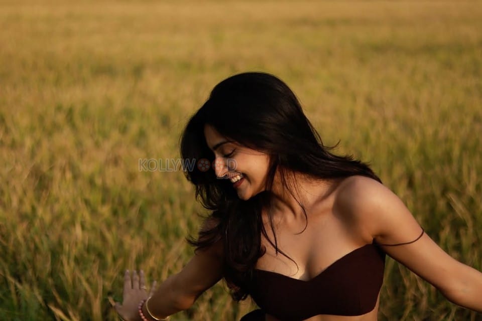 Emakku Thozhil Romance Actress Avantika Mishra in a Brown Bralette Top Pictures 02