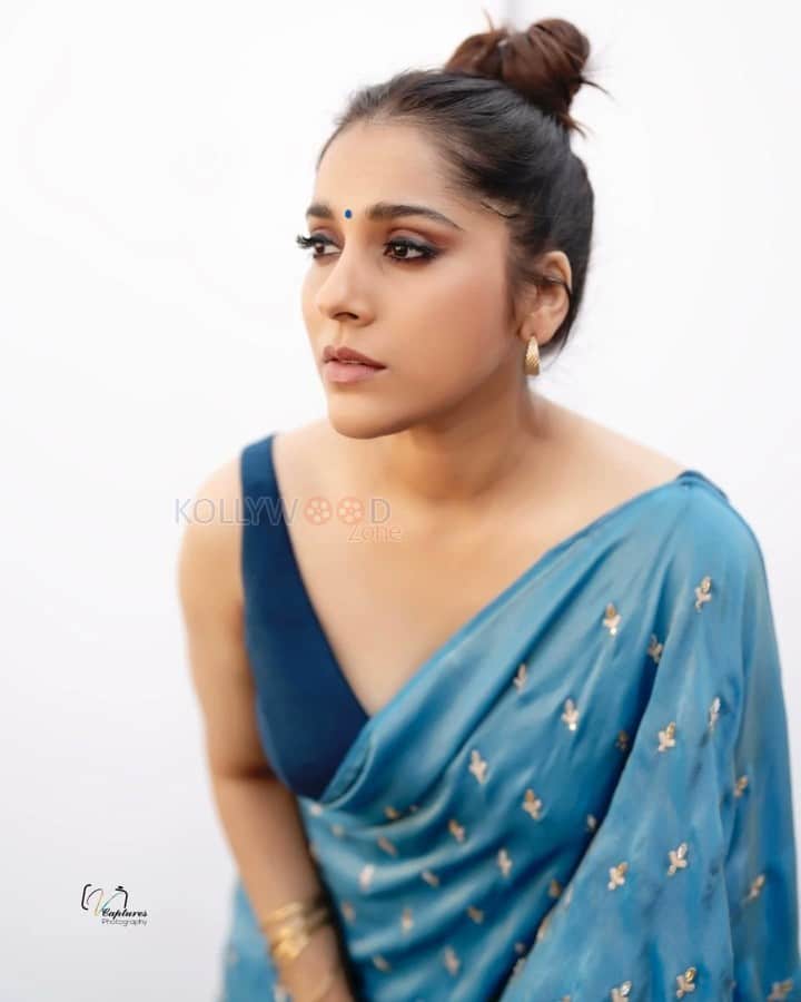 Hostel Boys Actress Rashmi Gautam in a Blue Printed Saree with a Sleeveless Blouse Photos 03