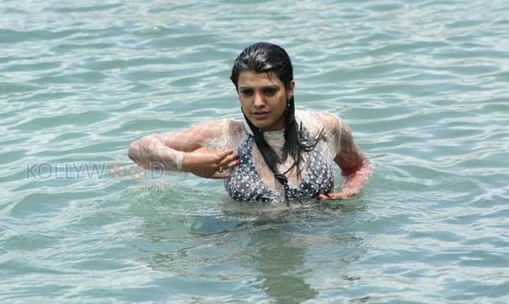 Hot And Sexy Tashu Kaushik Pictures 20