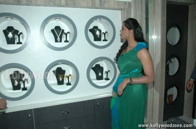 Karthika Nair Launches Malabar Gold Diamonds Photos 01