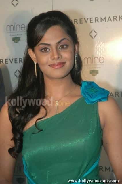 Karthika Nair Launches Malabar Gold Diamonds Photos 04