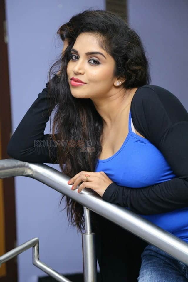 Malayalam Actress Karunya Chowdary Hot Cleavage Photos 21