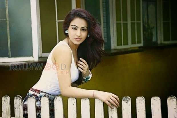 Sexy Actress Aksha Pictures 07