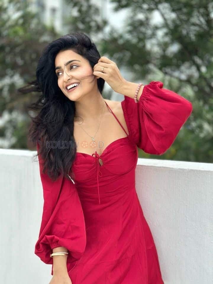 Sexy Avantika Mishra in a Red Ruched Dress Pictures 02