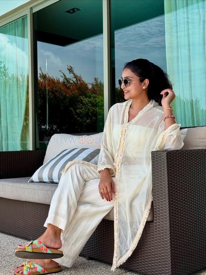 Sexy Avantika Mishra in a White Bathrobe Pictures 01