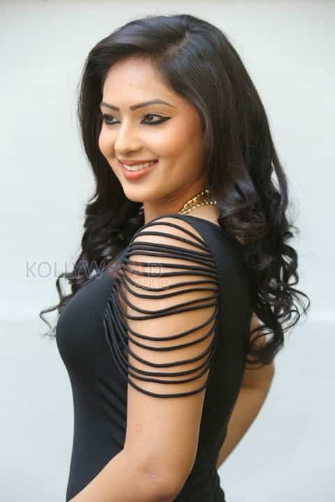 Sexy Nikesha Patel New Photos 12