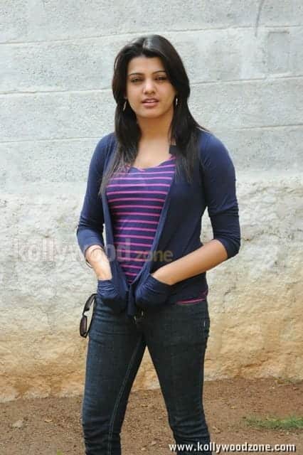Sexy Tashu Kaushik In Blue Jeans Pictures 07