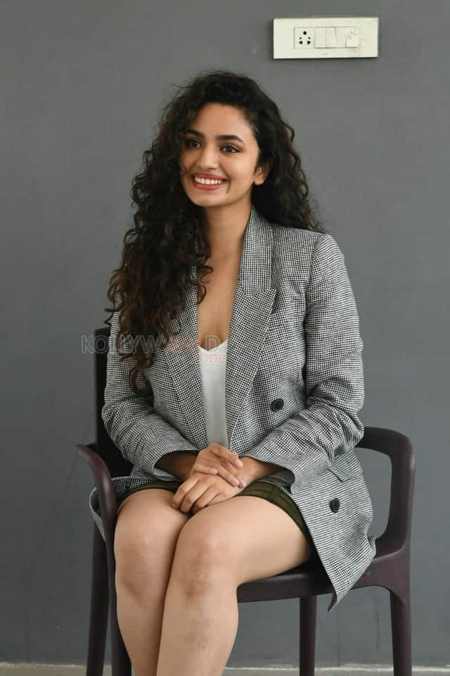 Taxiwala Actress Malavika Nair Sexy Photos 01