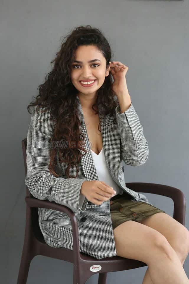 Taxiwala Actress Malavika Nair Sexy Photos 28