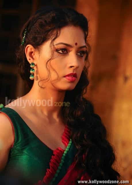 Vidiyum Munn Movie Heroine Pooja Stills 14
