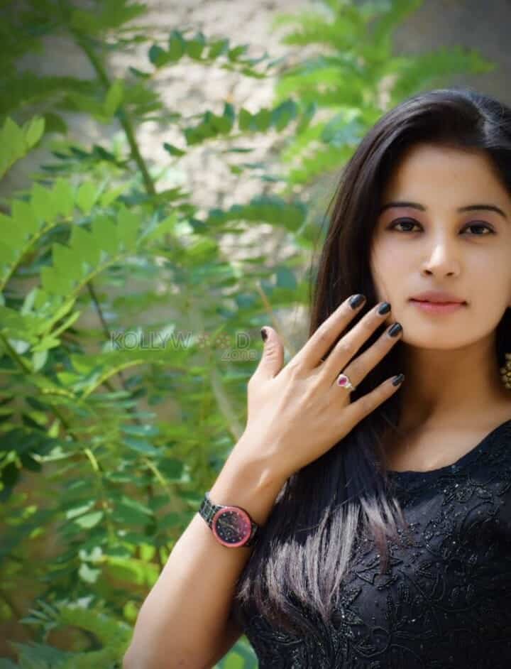 Actress Anusha Rai New Photoshoot Photos 14