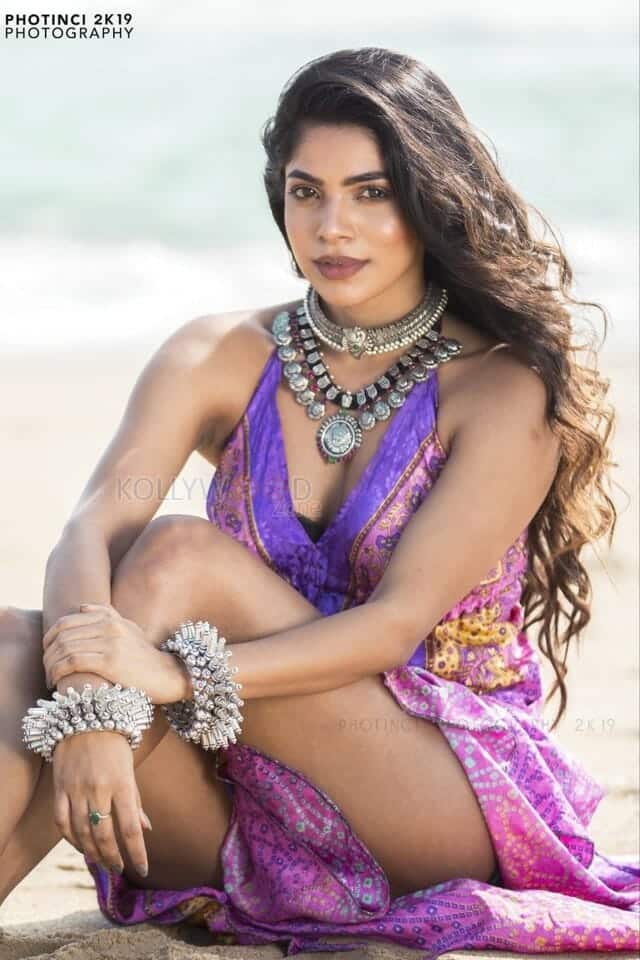 Actress Divya Bharathi Hot Bikini Pictures 02