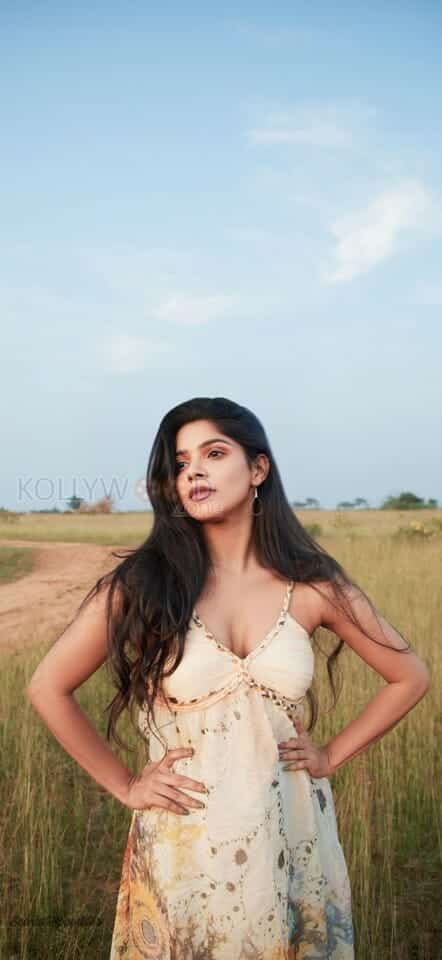 Actress Divya Bharathi Sexy Pic 01