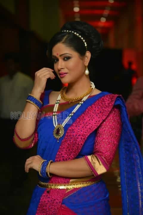 Actress Shilpa Chakravarthy Saree Pictures 01