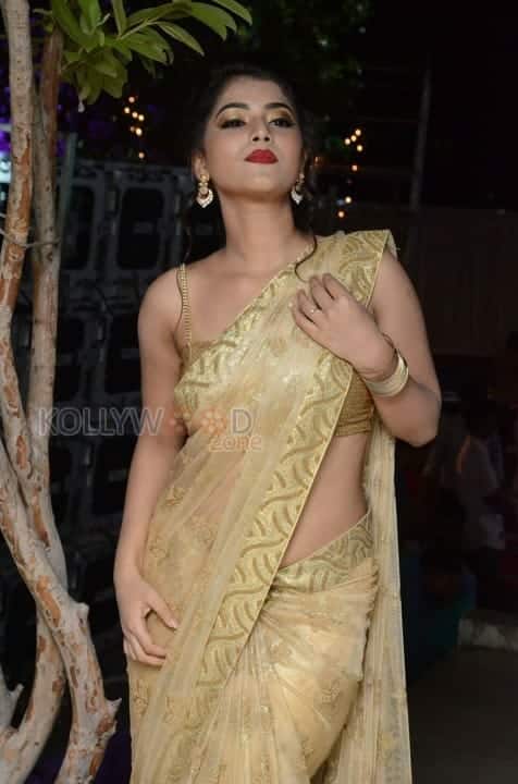 Actress Yamini Bhasker Sexy Stills 05