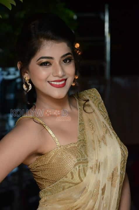 Actress Yamini Bhasker Sexy Stills 06